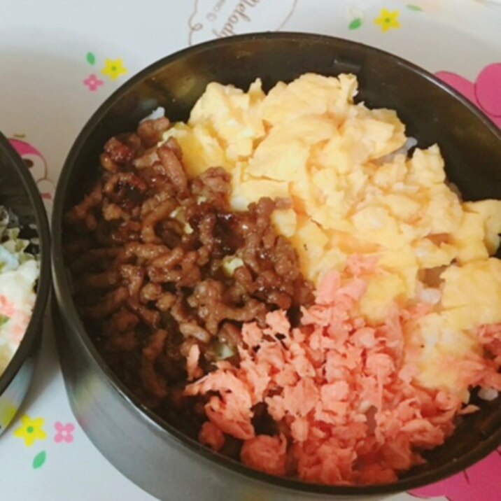 三色そぼろ丼